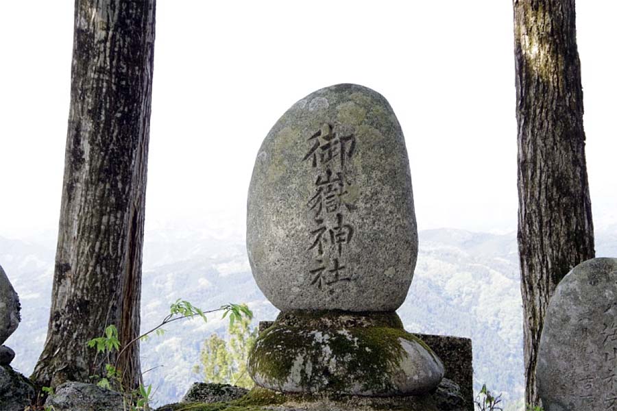 （山頂）御嶽信仰の石神仏